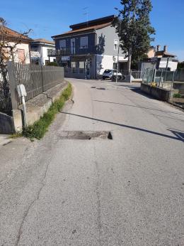 Cade nella buca, rimedia una frattura