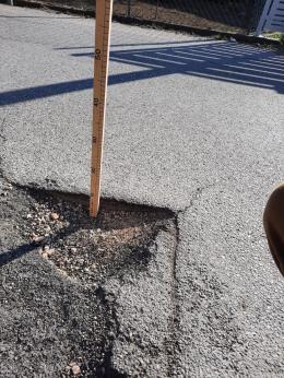 Il sindaco: "La buca non era stata segnalata agli uffici"