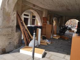 L'incivile di turno abbandona persino il lavandino, in centro