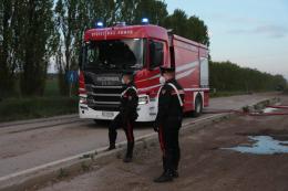 Rogo a Boara, i pompieri al lavoro di notte. "Chiudete le finestre"