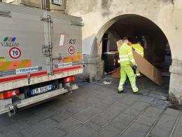 Muore a 82 anni travolto da un camion dei rifiuti