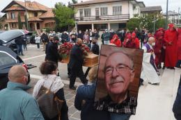 Una chiesa piena, per l'addio al grande medico