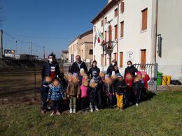 I bimbi piantano semi di speranza
