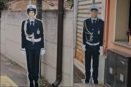 Finti vigili di cartone agli incroci, contro gli incidenti