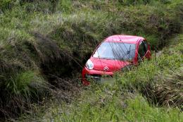 Pauroso volo nel canale, ragazza ferita