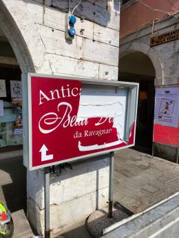 Distrutta l'insegna di un locale in pieno centro