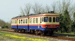 Treno salta la fermata, studente a piedi sui binari 