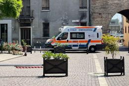 Ciclista in corsa si schianta sulla panchina invisibile