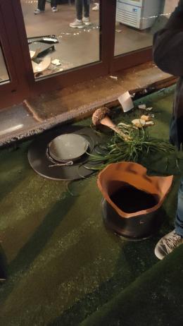 In due entrano in pizzeria ubriachi, botte a tutti e danni al locale