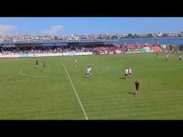I giocatori si riscaldano in campo in uno stadio stracolmo