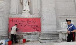 Imbrattata la facciata del Redentore