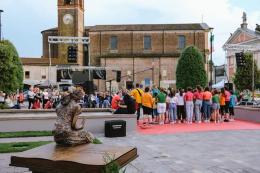 Adesso in piazza c'è una "ragazza che legge"