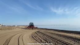Stagione balneare al via: inizia la pulizia della battigia