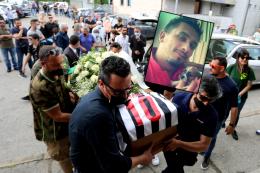 In centinaia per salutare Andrea