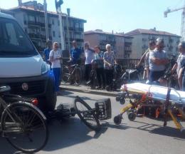 Vola sull'asfalto dopo l'urto con l'auto, ciclista in ospedale