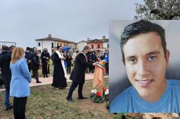 Rubano il cellulare del figlio morto