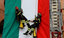 Il tricolore si alza su una piazza stracolma