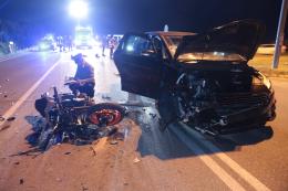 Frontale auto-moto, ferita una ragazza