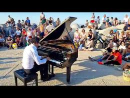 Il pianista fuori posto richiama quasi mille persone
