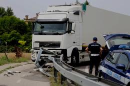 Incidente in rotatoria, camion si schianta contro il guard rail