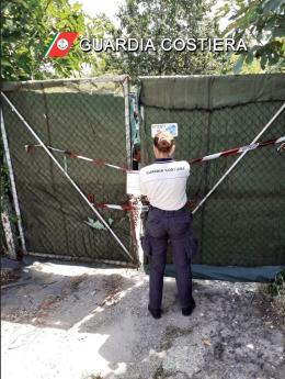 Una discarica mostruosa in riva al mare