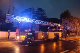 Gli alberi crollano sulle strade: circolazione bloccata in varie zone