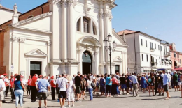 Una folla per l’addio a Renzo