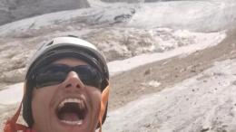 Il selfie poco prima di venire travolto dalla valanga