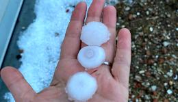 Chicchi di grandine enormi e bufera, inferno nella notte