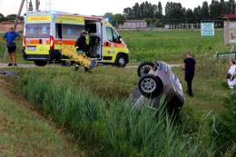 Schianto, l'auto resta in verticale nel fosso: tre ferite