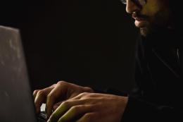 Assolda sul dark web un killer per uccidere il rivale in amore