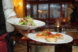 "Non trovo camerieri". Ristorante chiuso in piena stagione