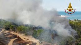 Mega incendio a Bibione, pompieri al lavoro anche oggi
