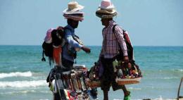 Vedono i carabinieri e scappano: ambulanti lasciano a terra prodotti per 6.500 euro