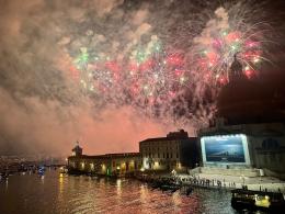 Parente Fireworks illumina il Redentore con i colori dell'Ucraina