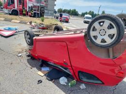 Spaventoso incidente in rotatoria, auto si ribalta