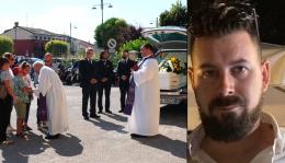Una folla di amici per l'ultimo saluto a Mattia Guarnieri  