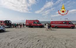 Salvato da un tronco in mare, per 9 ore lo ha aiutato