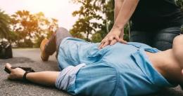 Ha un infarto al mercato, lo salva un ambulante