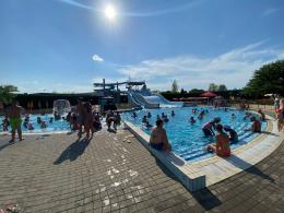 Tanti hanno preferito rimanere in città, per un tuffo in piscina