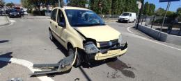 Botto all'incrocio, un'auto sfasciata, una contro il muro