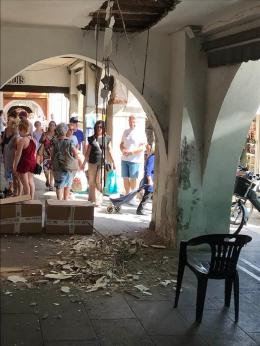 Intonaco cade sotto i portici, paura in centro