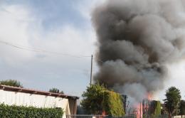 Prende fuoco la casetta degli attrezzi: nube nera invade le strade