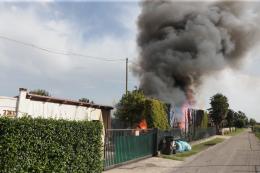 Brucia una casetta, nube nera visibile da chilometri