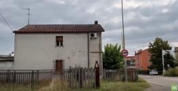 "Risse e spaccio all'ordine del giorno nella casa del casellante"