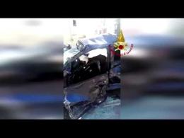 Autobus finisce nel giardino dopo lo schianto con un'auto