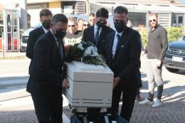 In centinaia per l'addio ad Andrea, il 30enne colpito dalla tragedia