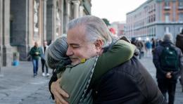 Con un abbraccio gli ruba il portafoglio 