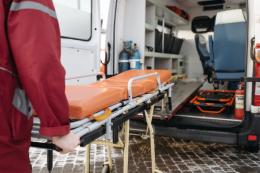 Perde il controllo dell'auto, colpisce una casa
