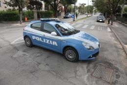 Nonna in stampelle falciata da un'auto: è grave